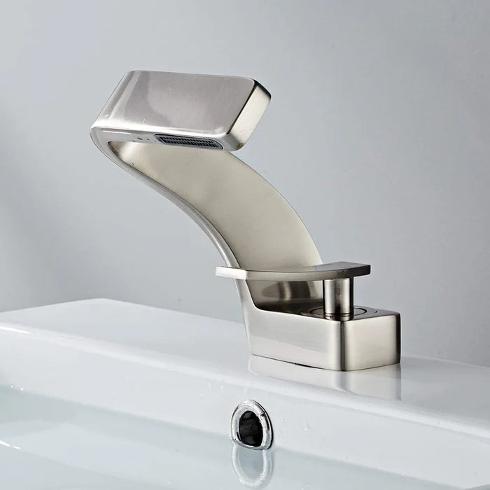 Robinet de Baignoire en Cascade — Design Moderne | SOLNA