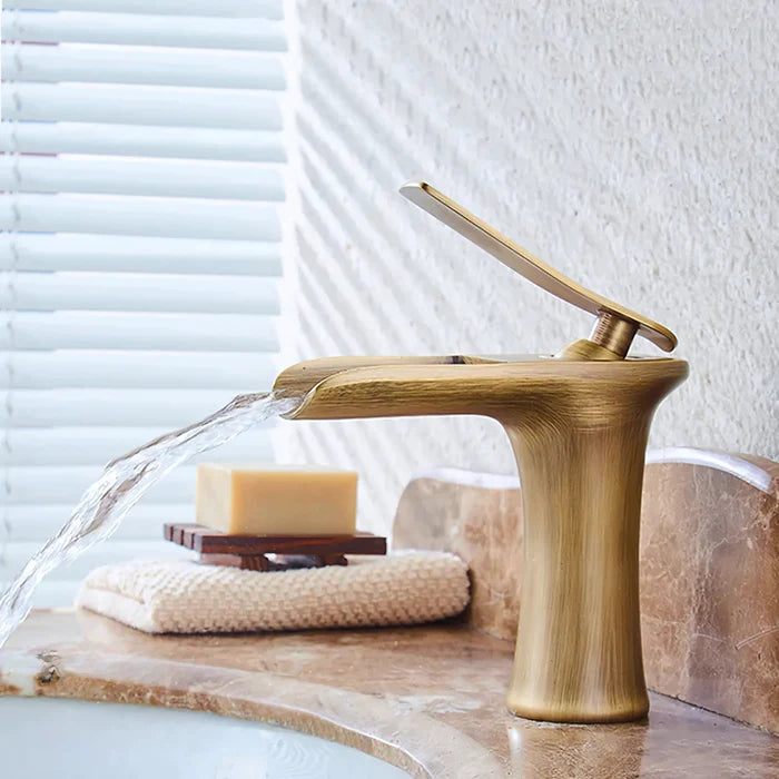 Robinet de Lavabo Cascade Noir — Design Moderne | HORTEN