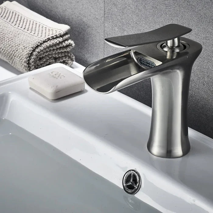 Robinet de Lavabo Cascade Noir — Design Moderne | HORTEN