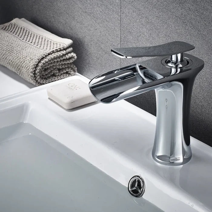 Robinet de Lavabo Cascade Noir — Design Moderne | HORTEN